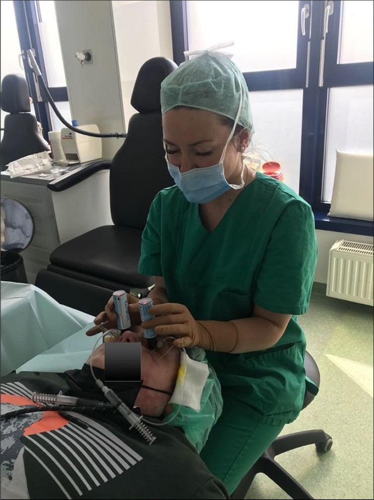 Shows the clinical application of the new device demonstrating the possibility of treating both eyes of a patient at the same time.